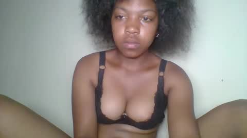 zyraelle_01 online show from 04/18/26, 07:58