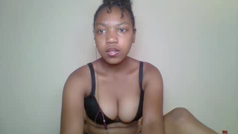 zyraelle_01 online show from 05/06/26, 11:59