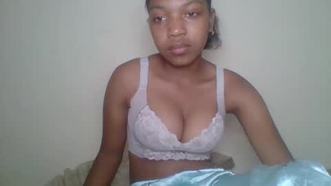 zyraelle_01 online show from 05/15/26, 08:49
