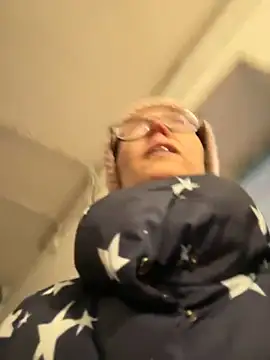 Snapshot of angelmommu chatting on 02/13/25, 12:43 angelmommu online show from 02/13/25, 12:43