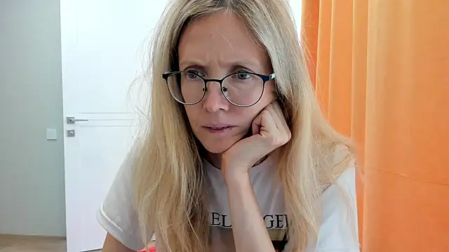 Snapshot of angelmommu chatting on 09/17/25, 06:59 angelmommu online show from 09/17/25, 06:59