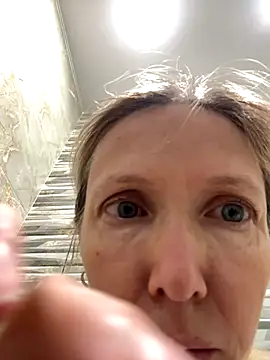 Snapshot of angelmommu chatting on 10/10/25, 04:00 angelmommu online show from 10/10/25, 04:00