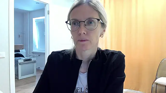 Snapshot of angelmommu chatting on 10/12/25, 06:45 angelmommu online show from 10/12/25, 06:45