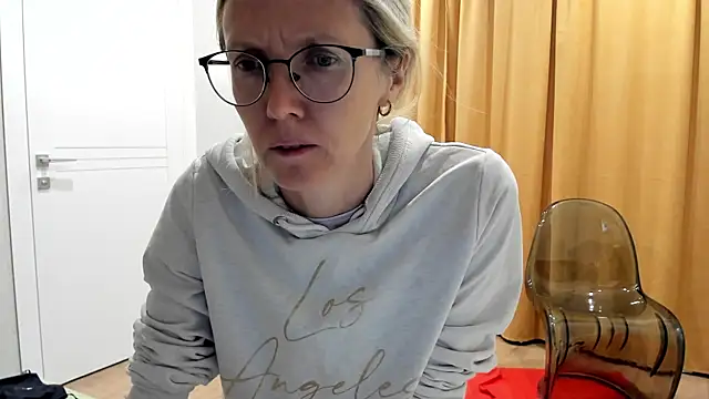 Snapshot of angelmommu chatting on 10/14/25, 04:57 angelmommu online show from 10/14/25, 04:57