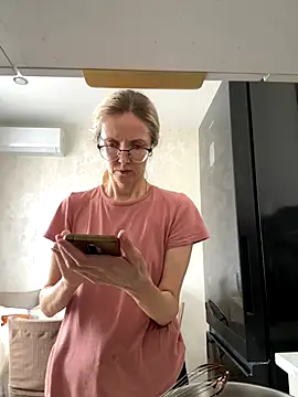 Snapshot of angelmommu chatting on 10/30/25, 08:16 angelmommu online show from 10/30/25, 08:16