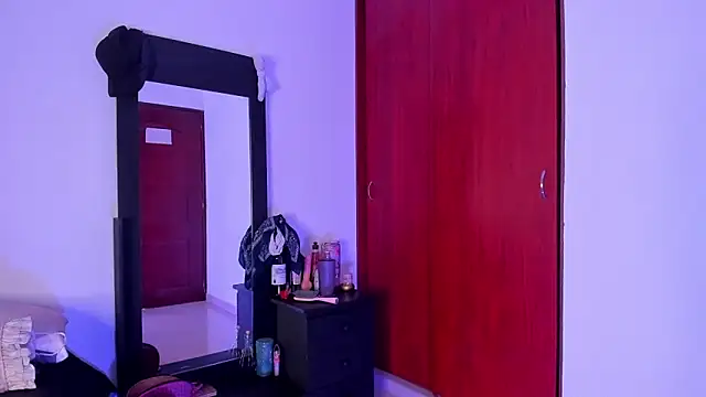 Snapshot of little_kayla_ chatting on 12/06/24, 11:47 little kayla online show from 12/06/24, 11:47