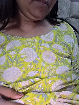 Snapshot of MOM-SUN-COUPLE chatting on 04/23/26, 05:04 MOM-SUN-COUPLE online show from 04/23/26, 05:04