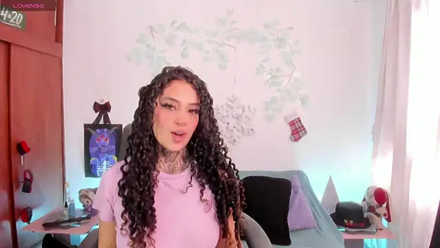 Snapshot of Cata_green chatting on 12/14/25, 02:11 Cata green online show from 12/14/25, 02:11