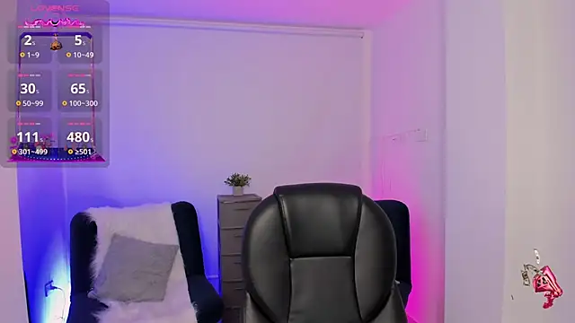 Snapshot of emilly_smith_1 chatting on 10/17/25, 03:42 emilly smith 1 online show from 10/17/25, 03:42