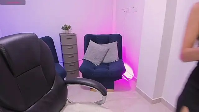 Snapshot of emilly_smith_1 chatting on 11/08/25, 11:03 emilly smith 1 online show from 11/08/25, 11:03