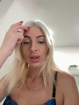 Snapshot of Mia_Roxie chatting on 10/13/25, 02:44 Mia Roxie online show from 10/13/25, 02:44