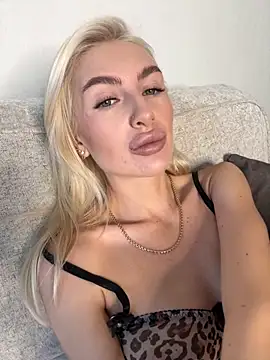 Snapshot of Mia_Roxie chatting on 10/21/25, 10:38 Mia Roxie online show from 10/21/25, 10:38