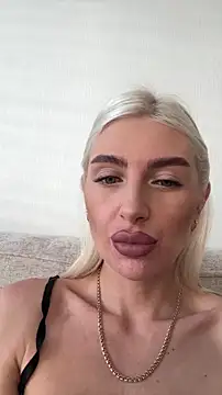 Snapshot of Mia_Roxie chatting on 10/25/25, 02:52 Mia Roxie online show from 10/25/25, 02:52