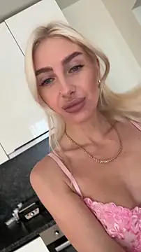 Snapshot of Mia_Roxie chatting on 10/27/25, 03:32 Mia Roxie online show from 10/27/25, 03:32