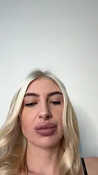 Snapshot of Mia_Roxie chatting on 02/10/26, 03:10 Mia Roxie online show from 02/10/26, 03:10