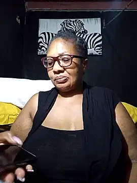 Snapshot of YELLOW_BONE chatting on 01/17/25, 01:15 YELLOW BONE online show from 01/17/25, 01:15