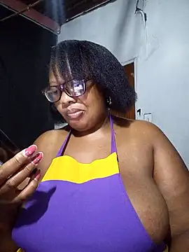 Snapshot of YELLOW_BONE chatting on 02/08/25, 12:38 YELLOW BONE online show from 02/08/25, 12:38