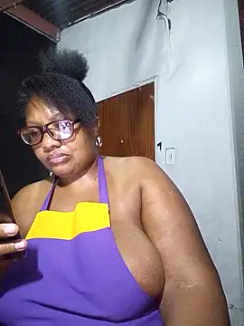 Snapshot of YELLOW_BONE chatting on 02/13/25, 12:46 YELLOW BONE online show from 02/13/25, 12:46