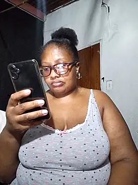 Snapshot of YELLOW_BONE chatting on 02/15/25, 02:58 YELLOW BONE online show from 02/15/25, 02:58