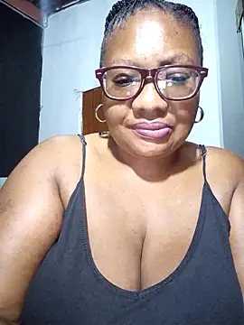 Snapshot of YELLOW_BONE chatting on 02/25/25, 12:58 YELLOW BONE online show from 02/25/25, 12:58