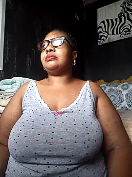 Snapshot of YELLOW_BONE chatting on 03/16/25, 10:11 YELLOW BONE online show from 03/16/25, 10:11