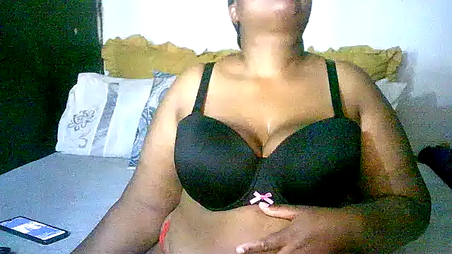 Snapshot of YELLOW_BONE chatting on 09/17/25, 08:16 YELLOW BONE online show from 09/17/25, 08:16