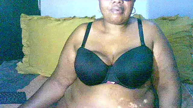 Snapshot of YELLOW_BONE chatting on 10/05/25, 08:29 YELLOW BONE online show from 10/05/25, 08:29