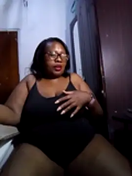 Snapshot of YELLOW_BONE chatting on 10/26/25, 08:26 YELLOW BONE online show from 10/26/25, 08:26