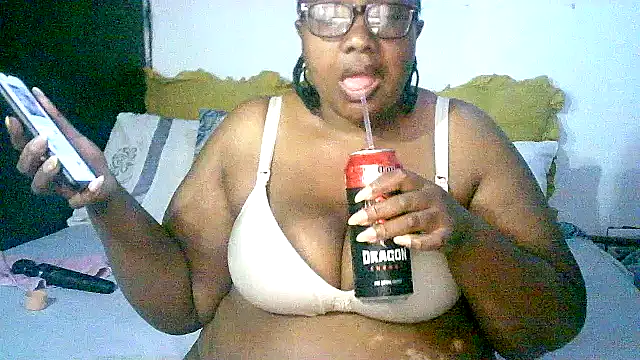 Snapshot of YELLOW_BONE chatting on 10/31/25, 08:59 YELLOW BONE online show from 10/31/25, 08:59