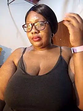 Snapshot of YELLOW_BONE chatting on 11/25/25, 12:21 YELLOW BONE online show from 11/25/25, 12:21