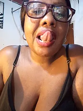 Snapshot of YELLOW_BONE chatting on 11/26/25, 08:54 YELLOW BONE online show from 11/26/25, 08:54