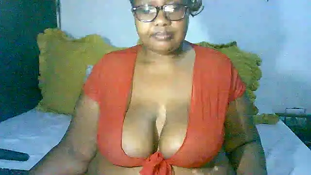Snapshot of YELLOW_BONE chatting on 12/20/25, 07:32 YELLOW BONE online show from 12/20/25, 07:32