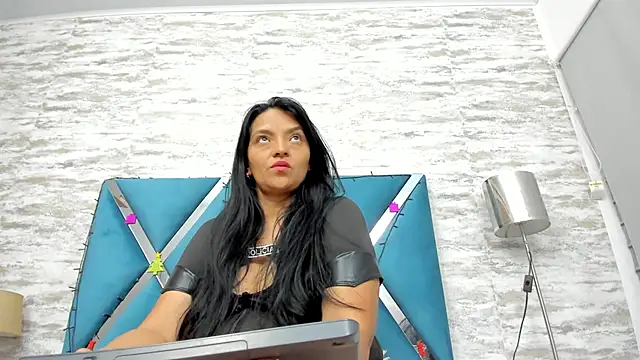 Snapshot of veronica_salas chatting on 12/23/24, 06:44 veronica salas online show from 12/23/24, 06:44