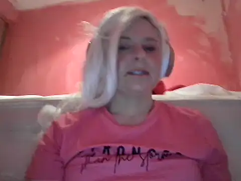 Snapshot of qvncrazy chatting on 01/06/25, 10:35 qvncrazy online show from 01/06/25, 10:35