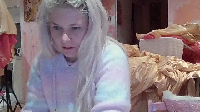 Snapshot of qvncrazy chatting on 10/28/25, 09:13 qvncrazy online show from 10/28/25, 09:13