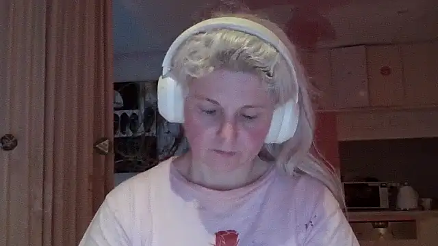 Snapshot of qvncrazy chatting on 10/29/25, 08:16 qvncrazy online show from 10/29/25, 08:16