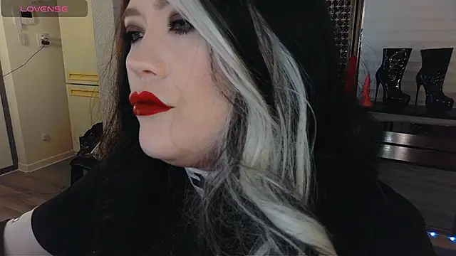 Snapshot of wickedxqueen chatting on 04/15/26, 07:58 wickedxqueen online show from 04/15/26, 07:58
