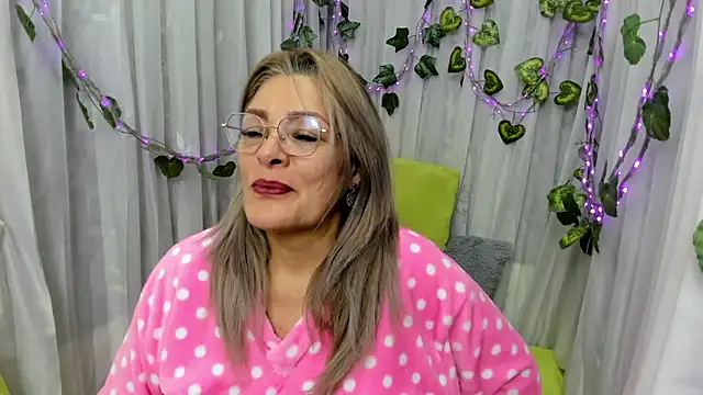 Snapshot of RebeccaThompson chatting on 10/14/25, 02:56 RebeccaThompson online show from 10/14/25, 02:56