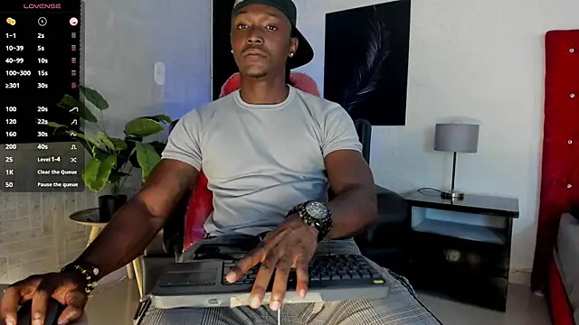 Snapshot of DannSmmith chatting on 02/21/26, 05:08 DannSmmith online show from 02/21/26, 05:08