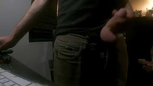 Snapshot of leanjamesdean chatting on 12/26/24, 02:27 leanjamesdean online show from 12/26/24, 02:27