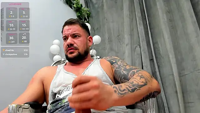 Snapshot of musclemonster31 chatting on 02/14/25, 01:13 musclemonster31 online show from 02/14/25, 01:13