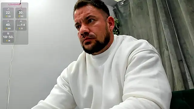 Snapshot of musclemonster31 chatting on 02/16/25, 08:44 musclemonster31 online show from 02/16/25, 08:44