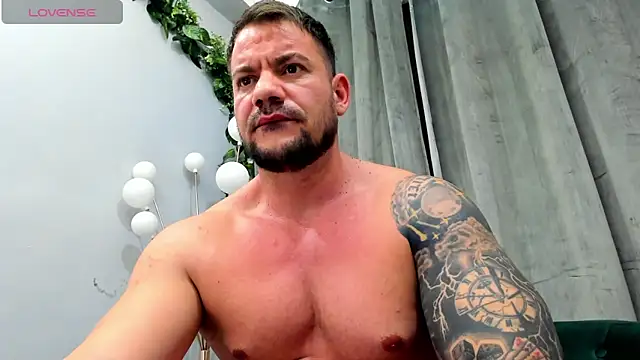 Snapshot of musclemonster31 chatting on 02/17/25, 10:14 musclemonster31 online show from 02/17/25, 10:14