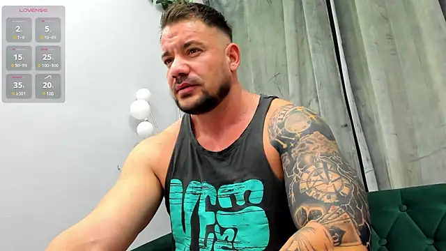 Snapshot of musclemonster31 chatting on 02/19/25, 08:12 musclemonster31 online show from 02/19/25, 08:12