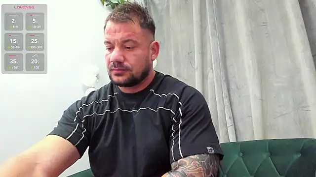Snapshot of musclemonster31 chatting on 02/24/25, 05:43 musclemonster31 online show from 02/24/25, 05:43