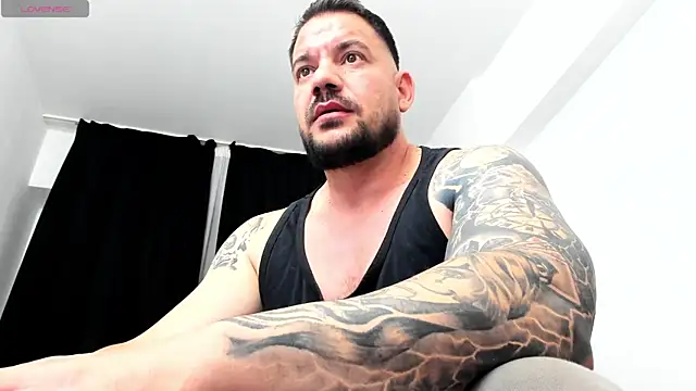 Snapshot of musclemonster31 chatting on 10/14/25, 02:40 musclemonster31 online show from 10/14/25, 02:40