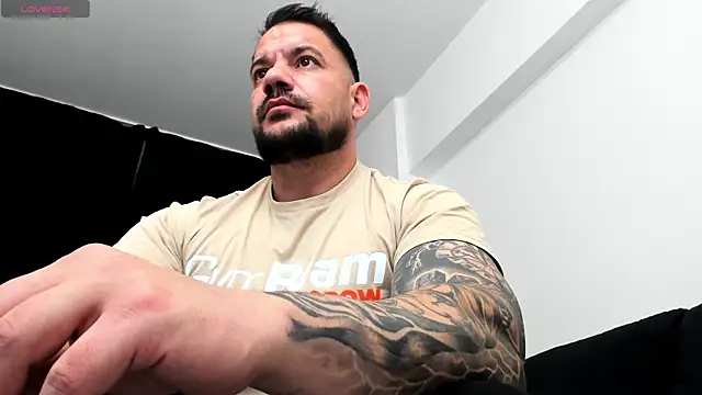 Snapshot of musclemonster31 chatting on 10/16/25, 12:28 musclemonster31 online show from 10/16/25, 12:28