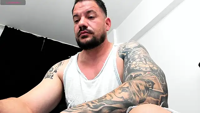 Snapshot of musclemonster31 chatting on 10/18/25, 12:17 musclemonster31 online show from 10/18/25, 12:17