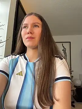 Snapshot of AmelieLaurent_ chatting on 06/17/26, 06:09 AmelieLaurent online show from 06/17/26, 06:09
