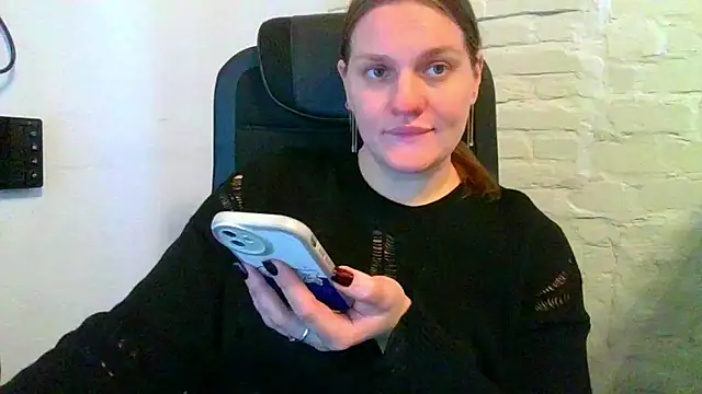 Snapshot of EndlessLustX chatting on 11/19/25, 05:40 EndlessLustX online show from 11/19/25, 05:40